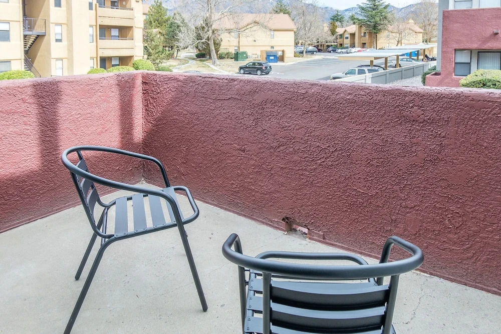 2 BR Apt w/ Pool, Laundry & Wifi by Frontdesk