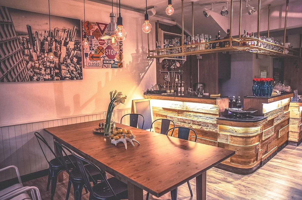 Glad Bangkok Hostel Bar and Restaurant