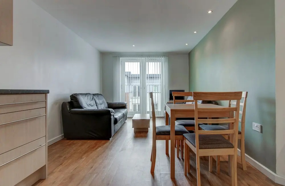Bright & Modern 2-bedroom Flat - Sleeps 4