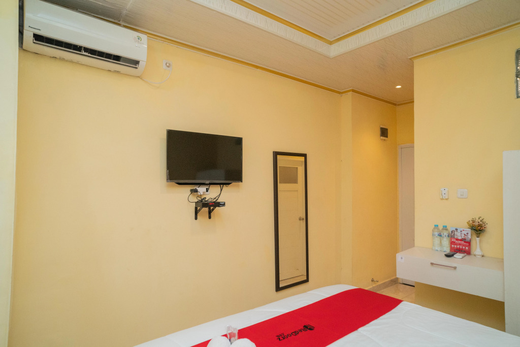 RedDoorz Plus Syariah near Pasar Turi
