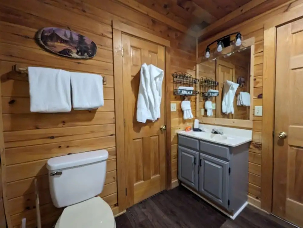 ER57 - Bear Haven - Great location! Close to all the action! cabin