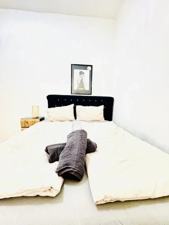 Urban 10BR Retreat Near Rathausplatz