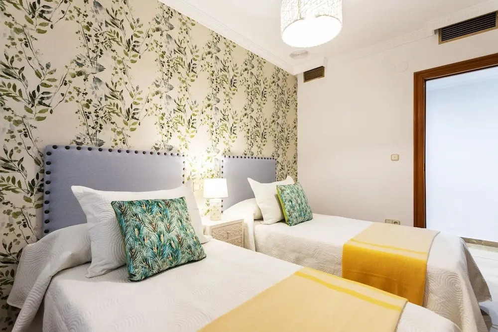 Fabulous 3 Bd Apartment Great Location. Puerta Real