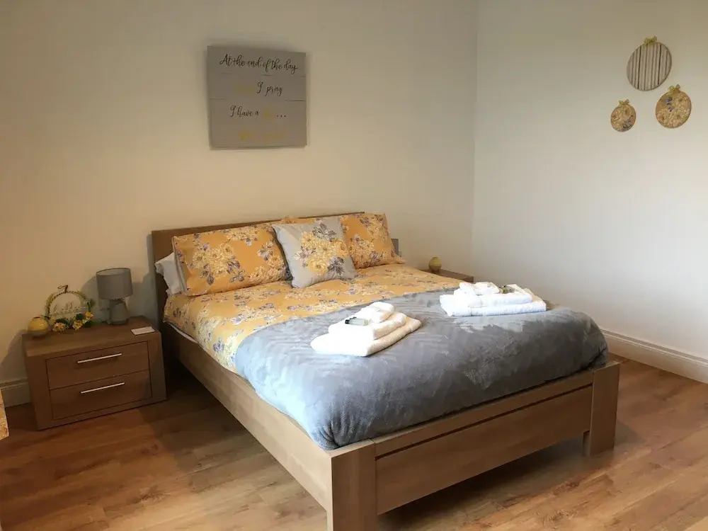 Sea & Mountain View-garden-wi-fi-parking- Sleeps 4
