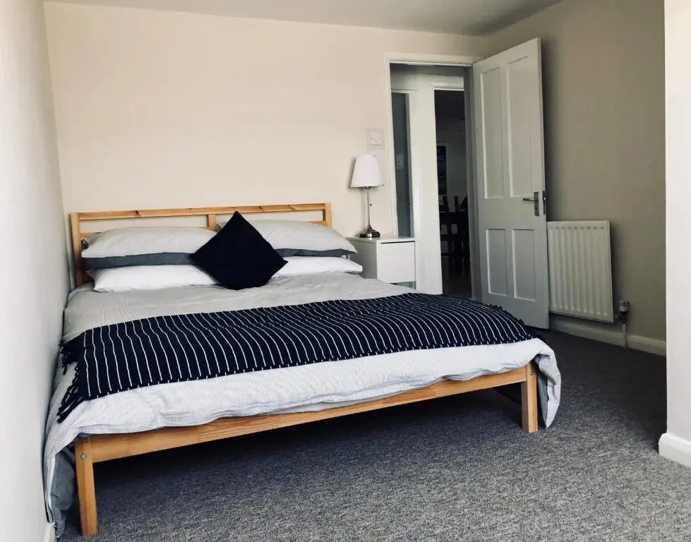 Large central Falmouth apartment with views and parking