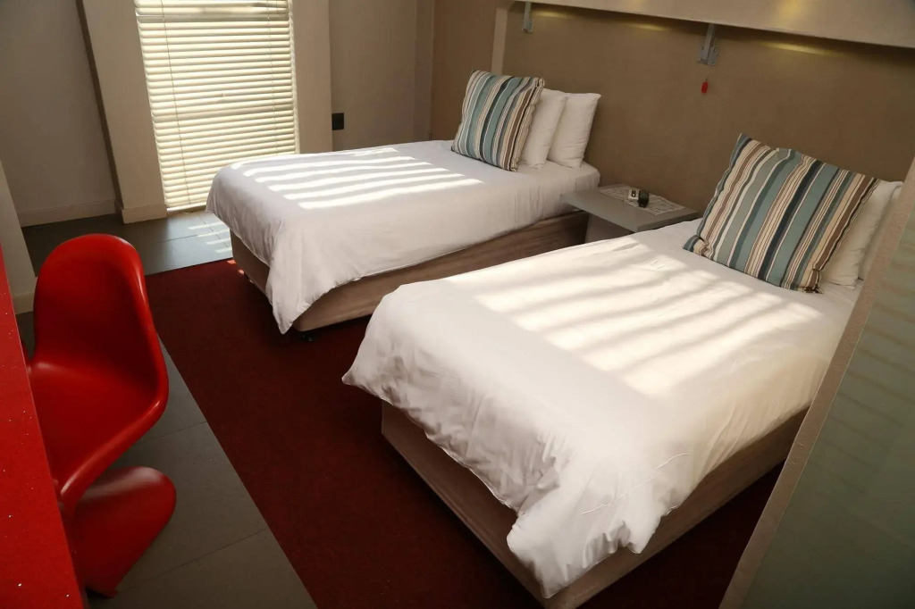 Life Hotel - The Aviator