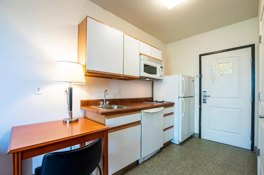 The Vistas 119 Modern studio with full kitchen 1st floor great location