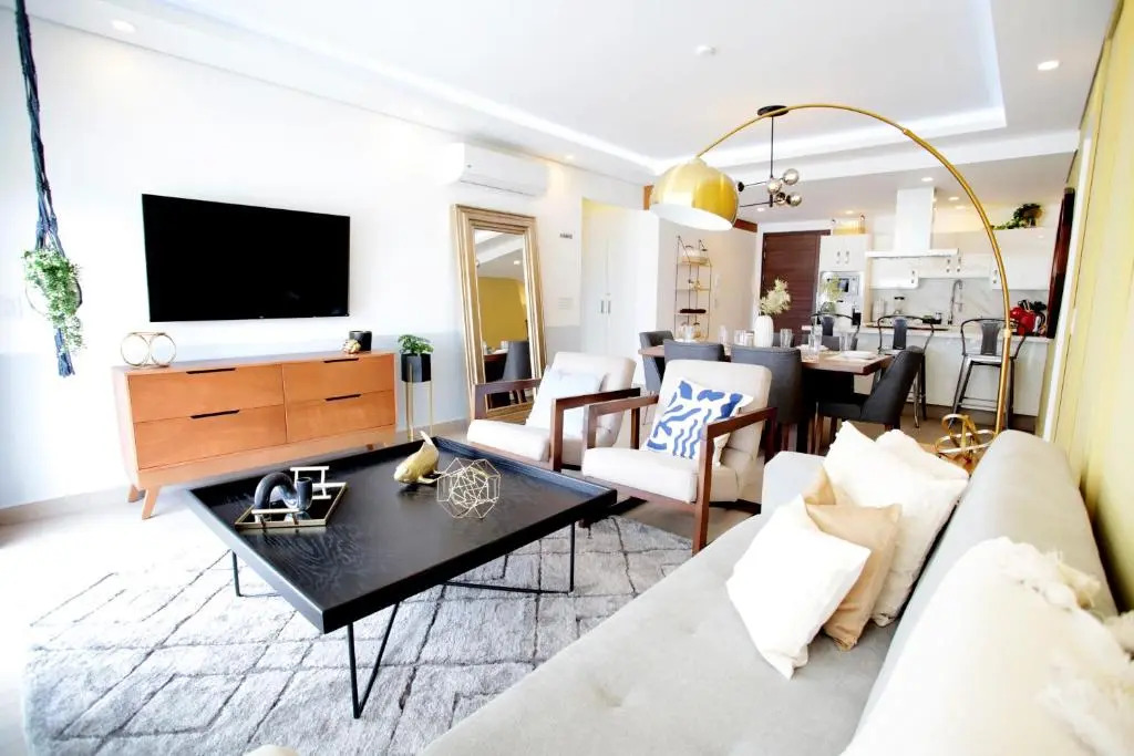 RealLuxe Stylish apartment with pool and gym