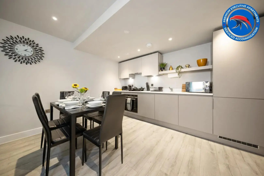 50 PERCENT OFF - Perfect for Long Stays - For Business, Professionals , Relocations & Families I Gym I Boardroom I Cinema I WIFI - Book today 2 Bed at Premium Executive Serviced Apartment - St Martins Place