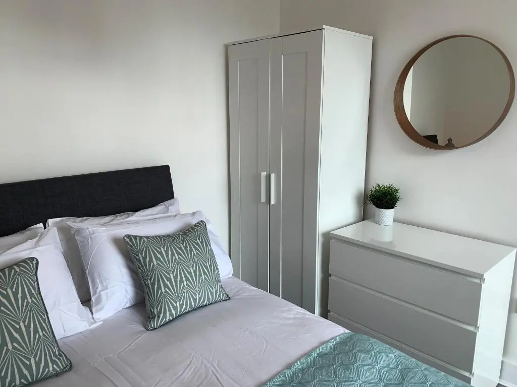 Chertsey - Beautiful 2 Bedroom Penthouse