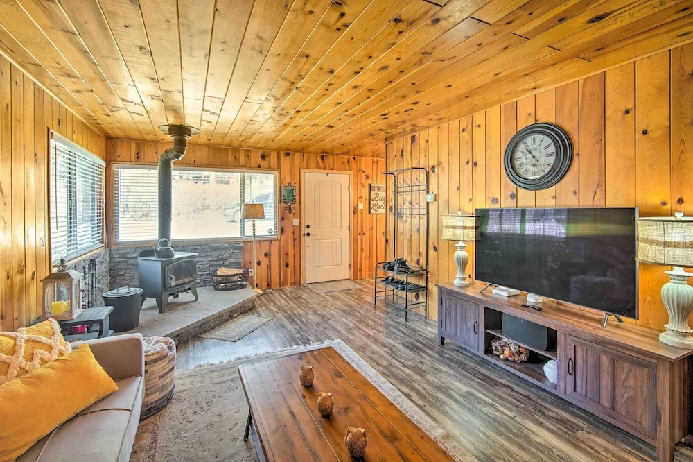 Mountain Chalet in Big Bear City, 5 Mi to Lake!