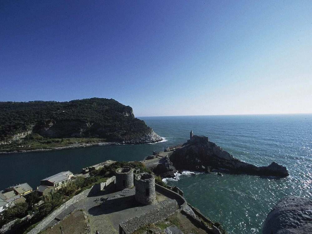 20 km from the 5 Terre, in a small town, 3-room apartment, terrace with view