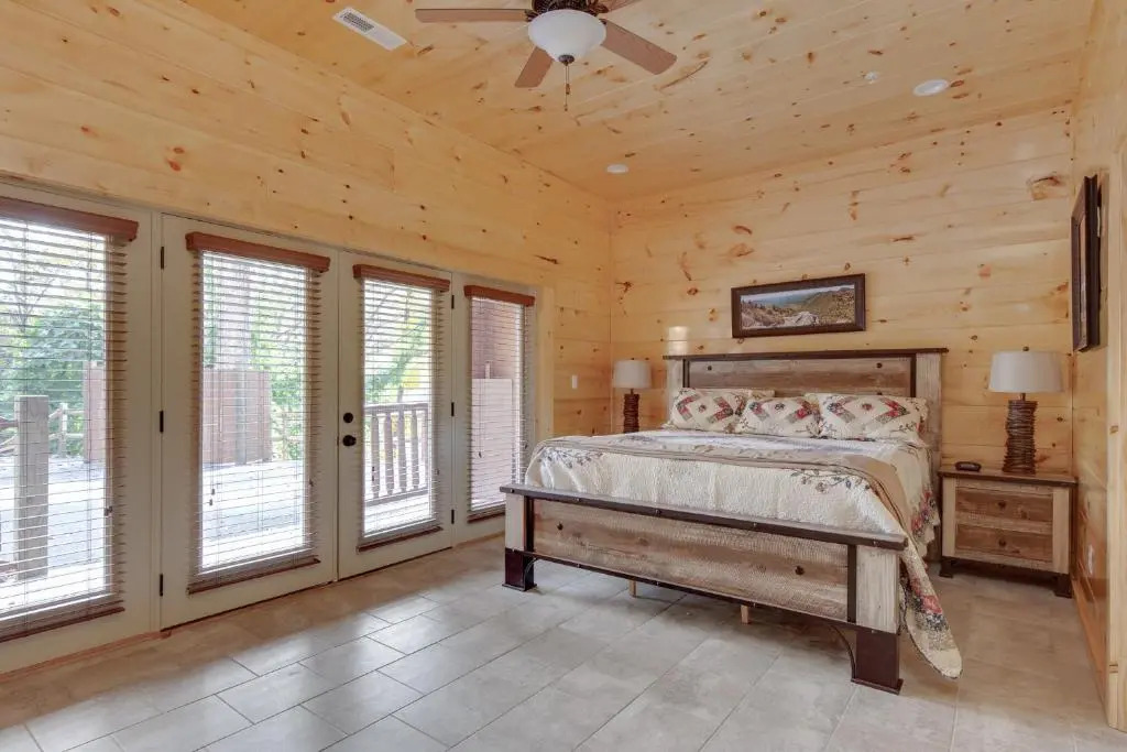Smoky Mountain Splash, 6 Bedroom, Private Pool, WiFi, Pool Table, Sleeps 18