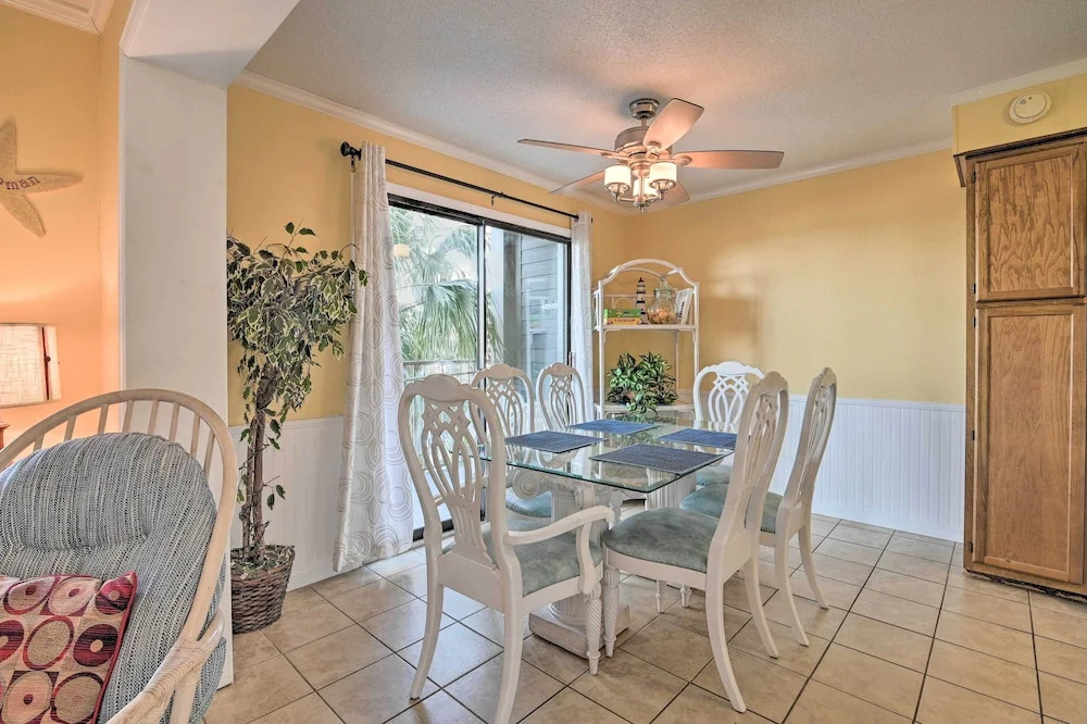 Walk to Beach: Condo w/ Balcony in South Myrtle