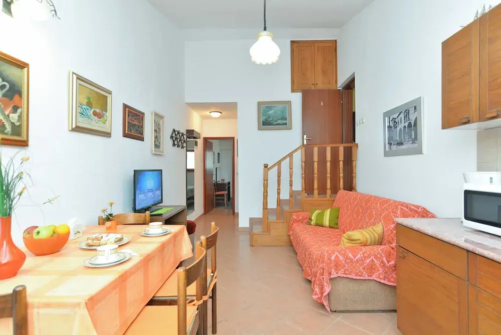 Apartment 522