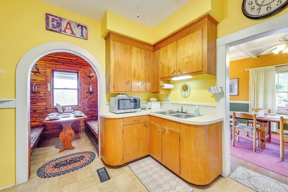 Eureka Springs Vacation Rental < Half-mi to Dtwn!