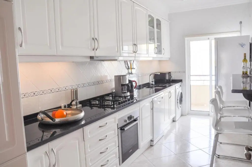 LovelyStay - 2BR Modern, Pool Access, Close to Marina & Beach