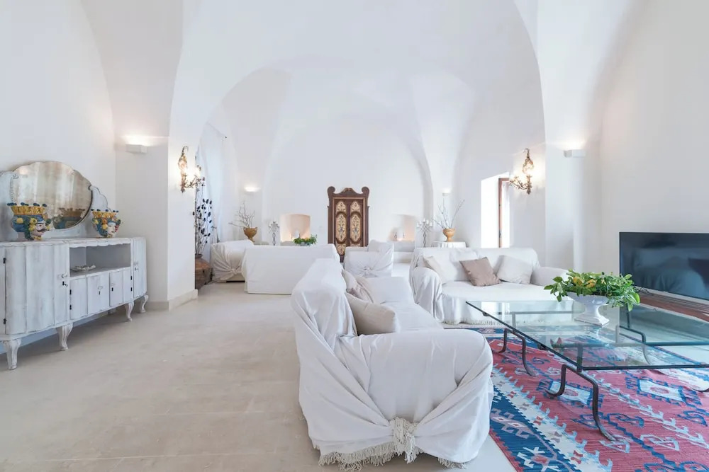 Elegant Farmhouse With Swimming Pool - Beahost