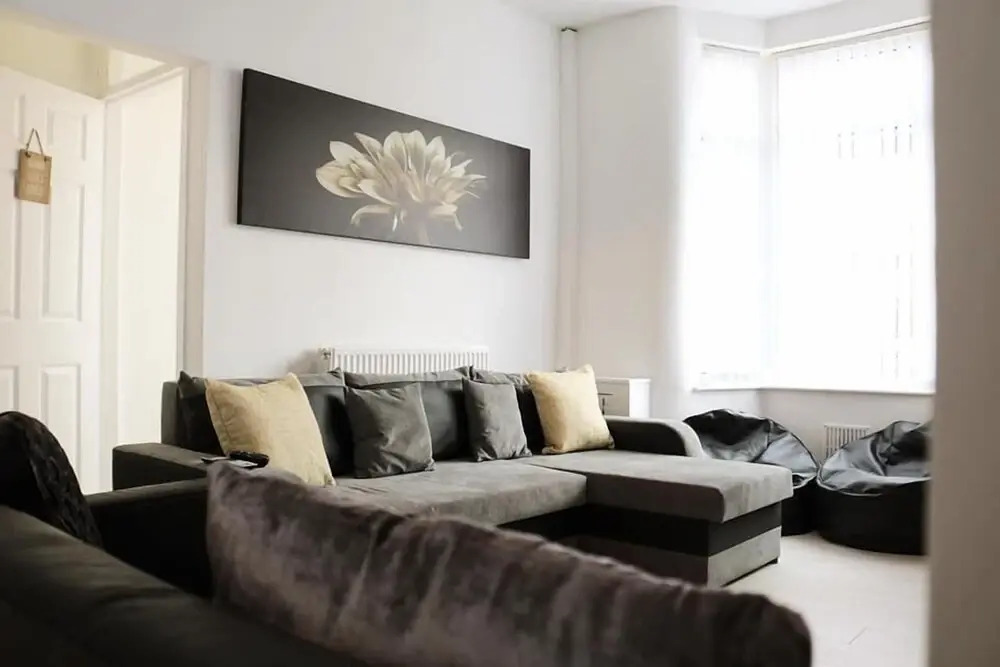 Modern Liverpool House Sleeps 12 Netflix