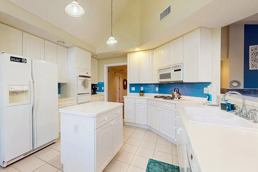 Spacious Condo With Pool, hot tub and Private Washer/dryer