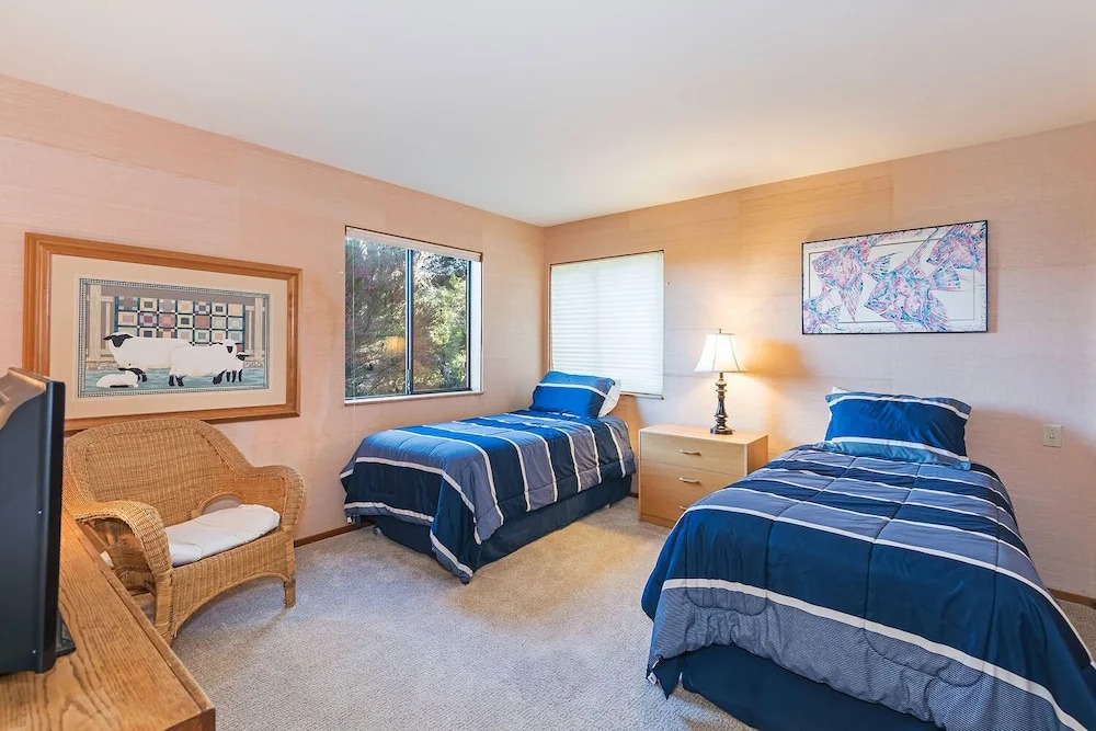 Viglione Fireplace, Hot Tub, & Ocean Views