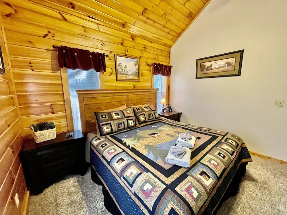 Picture Perfect 2 Bedroom Cabin by RedAwning