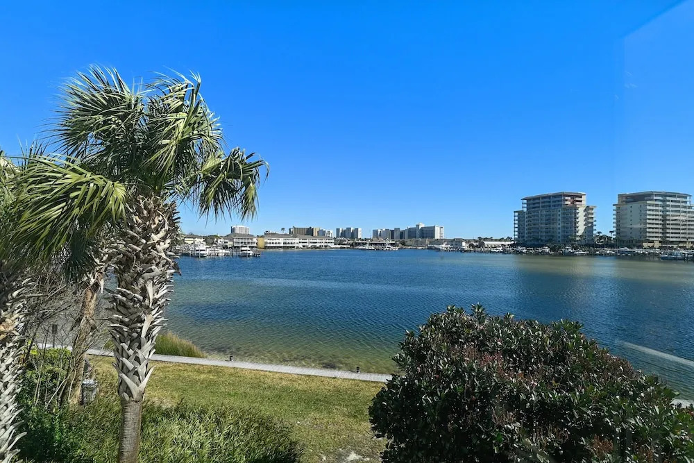 DP 202C Recently renovated 2 bedroom condo near Destin Harbor and amazing views by RedAwning