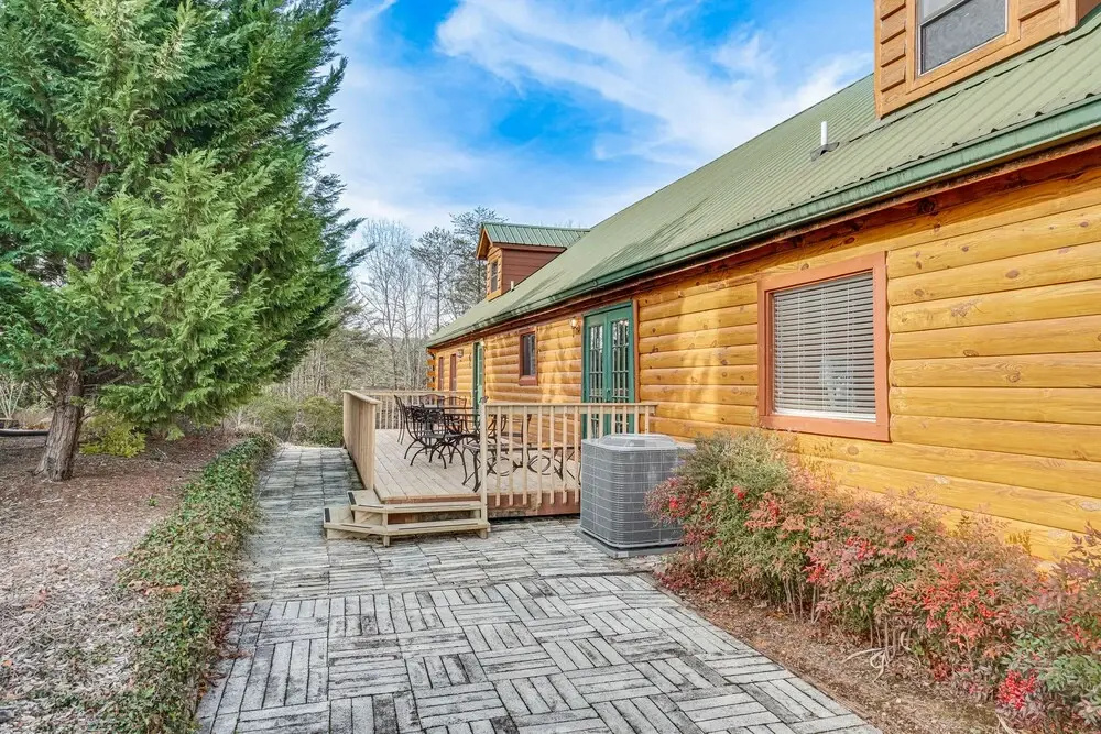 Spacious Log Cabin in Helen w/ Deck & Pool Access!
