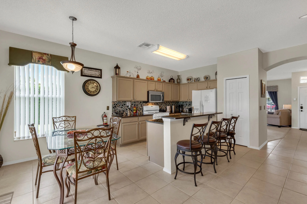 E131MJL - 4 beds pool & spa home on golf course