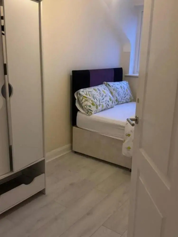 Komegloba Mega room, Moston Station
