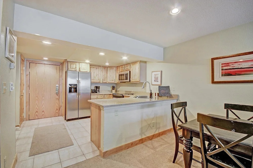 Beautiful Ski-In Ski-Out Condo, Great Location - CM244 by RedAwning