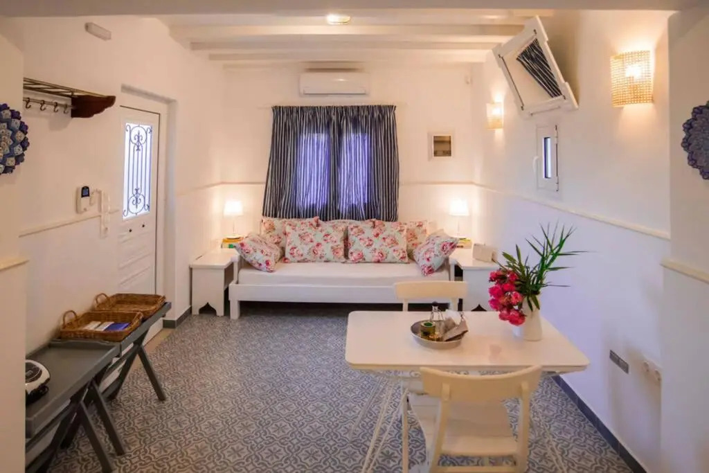 250 metres from the sea an independent tiny house with a yard full of flowers! Spitaki the Little House!