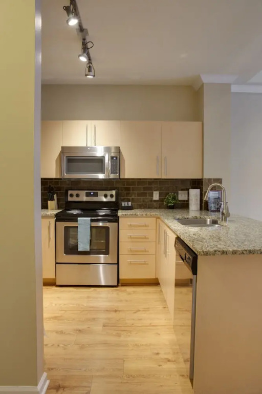 Southend 1 BR Apt with Parking by Frontdesk
