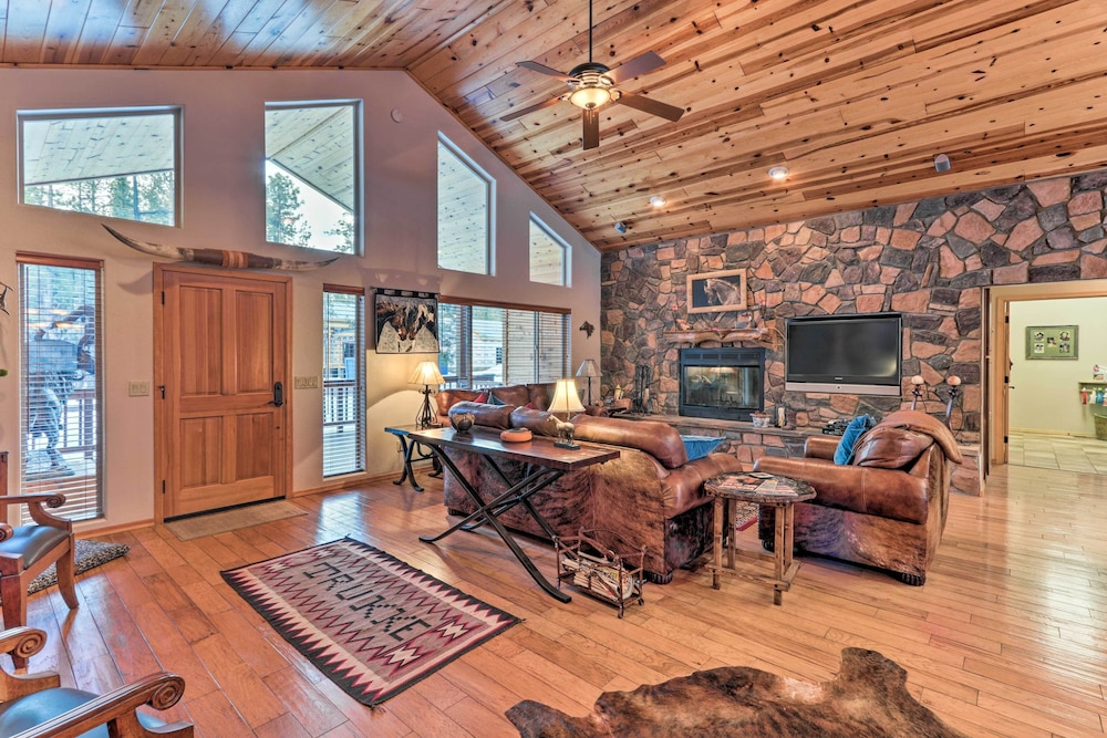 < 3 Mi to Pinetop Country Club: Luxe Cabin w/ Deck
