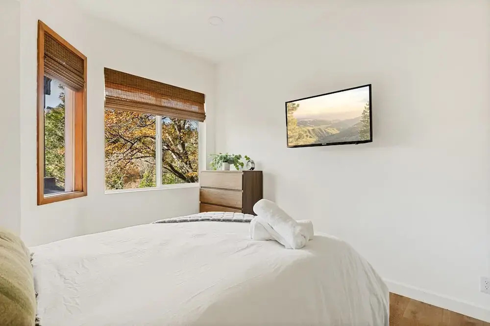 The Fancy Fox Stunning 4 BR Retreat, Min to Lake