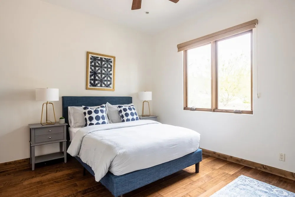 Upscale W/ Pool, Chefs Kitchen & Stables 6 Bedroom Home