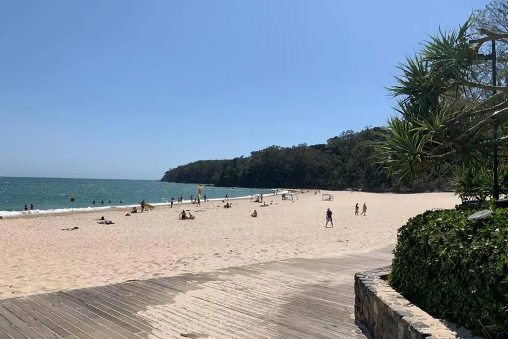 2 Bedroom Renovated Townhouse, Walk to Noosa River