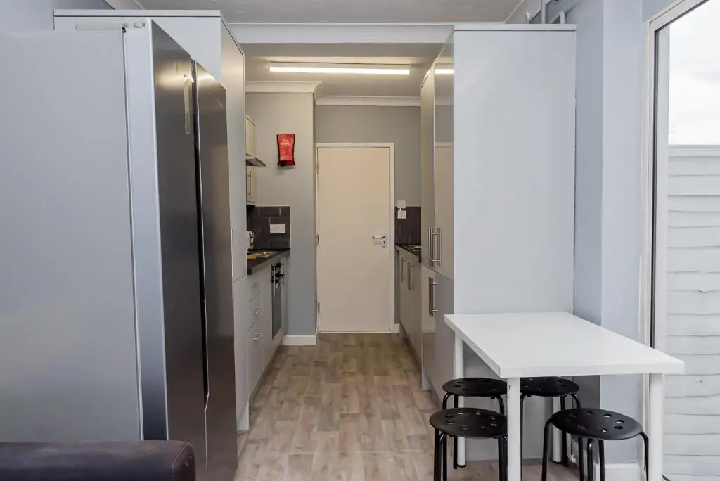 Shirley house 2, Self Catering Guest House, Self Check in, Smart locks, 10 min Walk to Southampton General, Aspire and Princess Anne Hospitals, Access to Fully Equipped Kitchen, Excellent Transport Links, Ideal for Longer Stays and Hospital Shifts