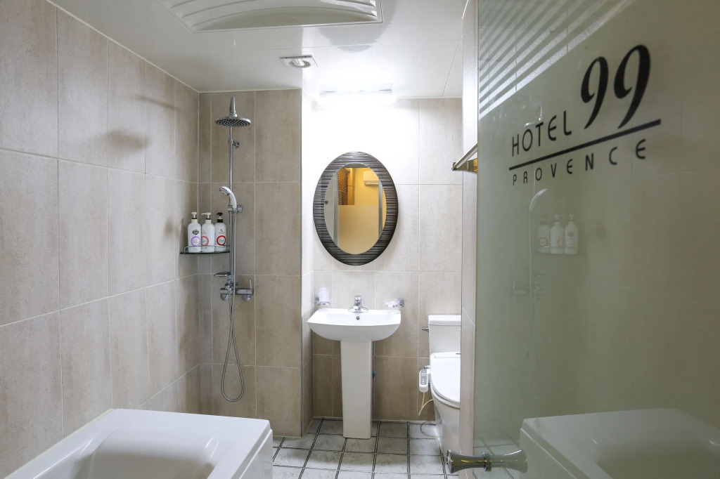 Hotel 99