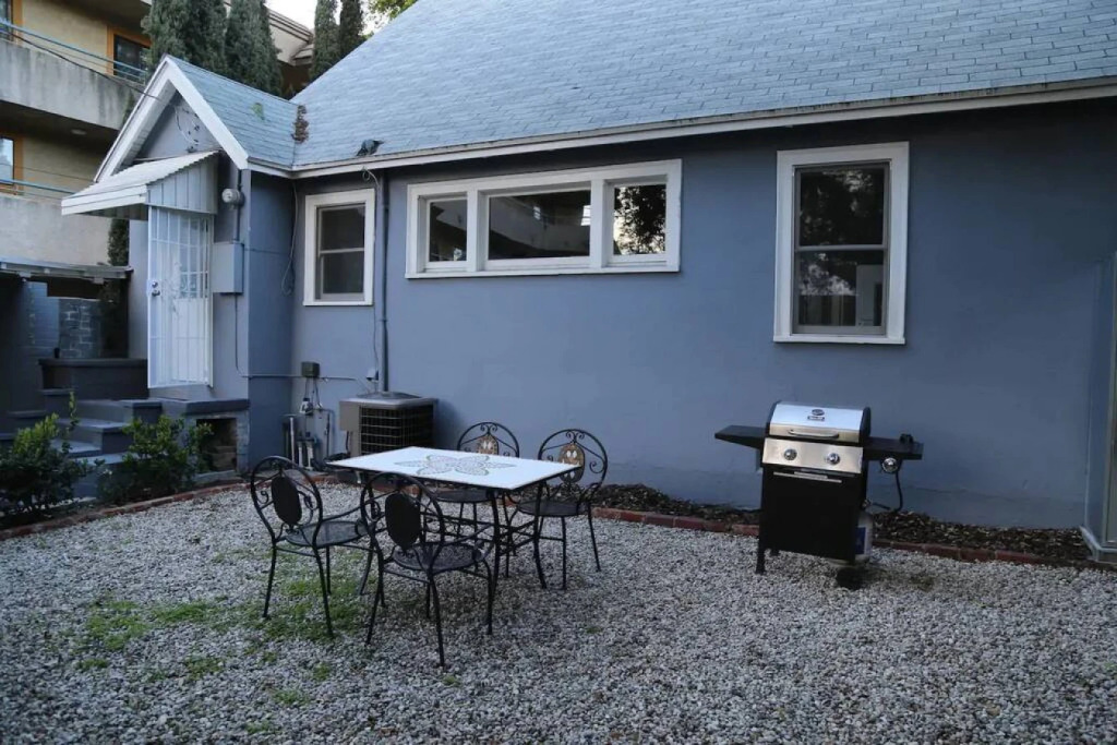 QUAINT UPDATED 2-BEDROOM HOUSE IN GLENDALE  (p2)