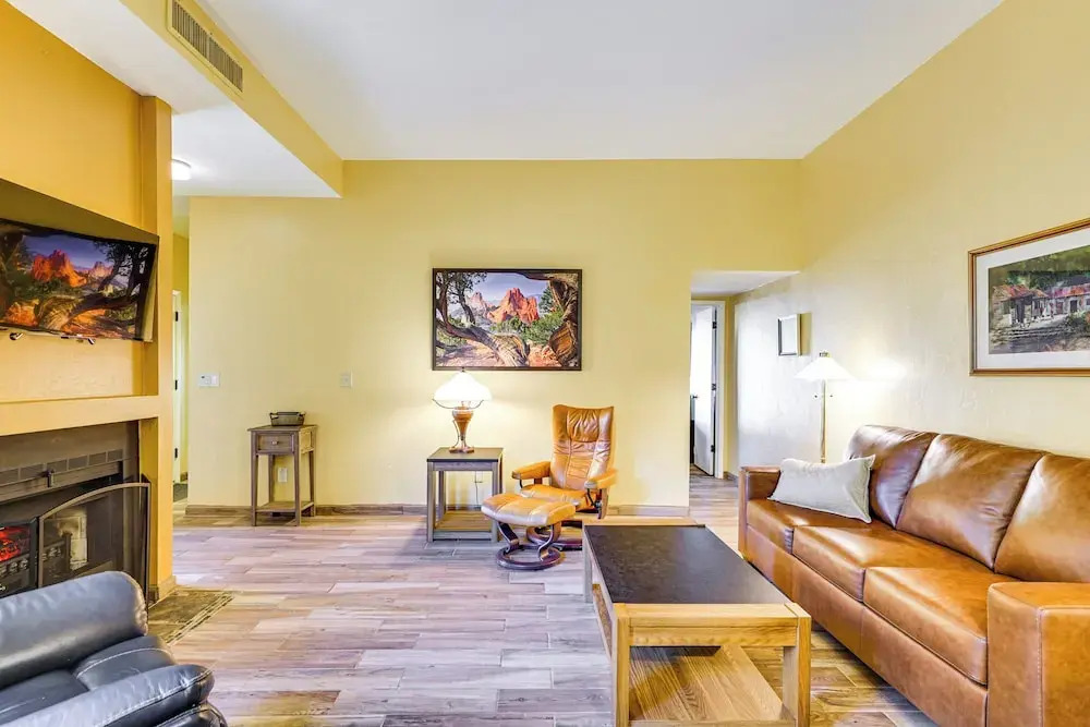 12 Mi to Dtwn Tucson: Tranquil Townhome w/ Office