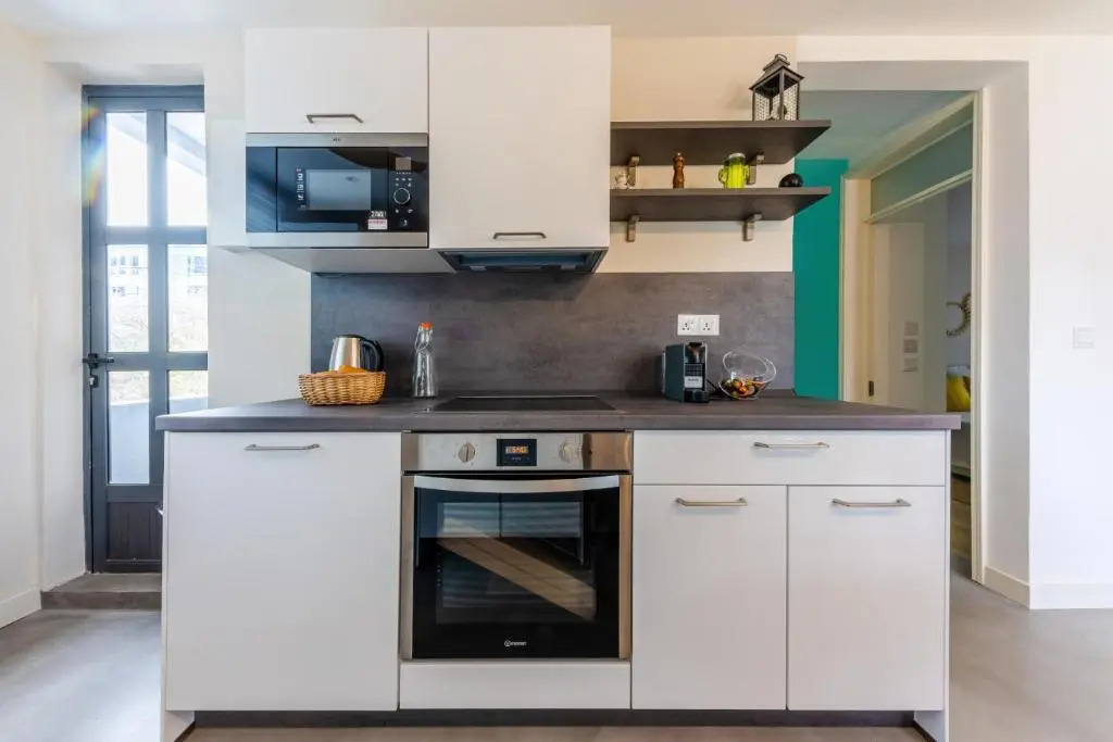Les Cerisiers Beach Residence, Cosy and Modern 3 bedroom apartment located 50 metres from the beach and from all amenities and restaurants on the coastal road