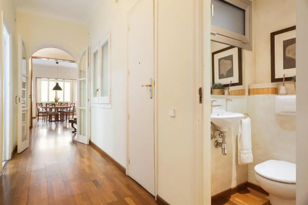 Large & beautiful apartment 4min from Passeig de Gràcia