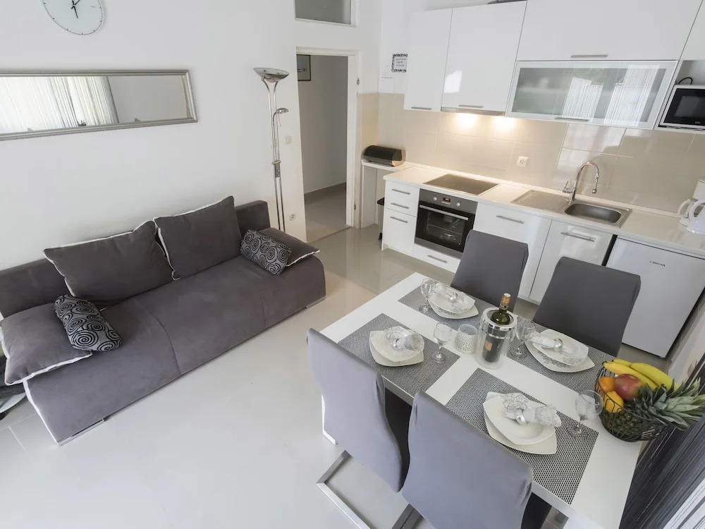 Comfortable apartment in a quiet area, private terrace, shared swimming pool