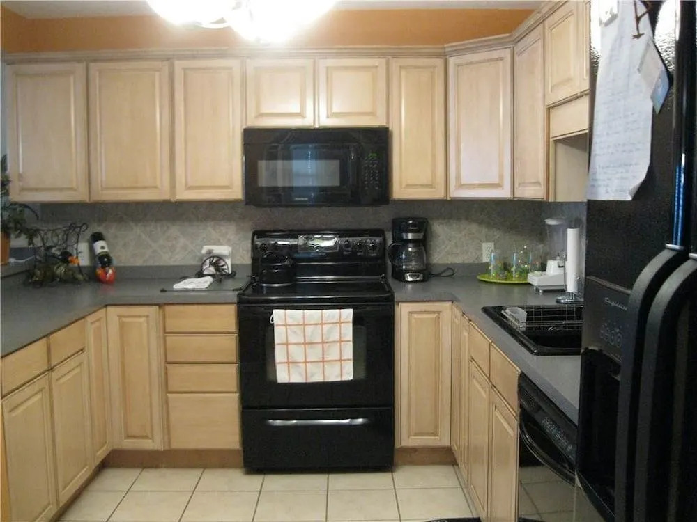 Drayton 402 - 3 Br Condo