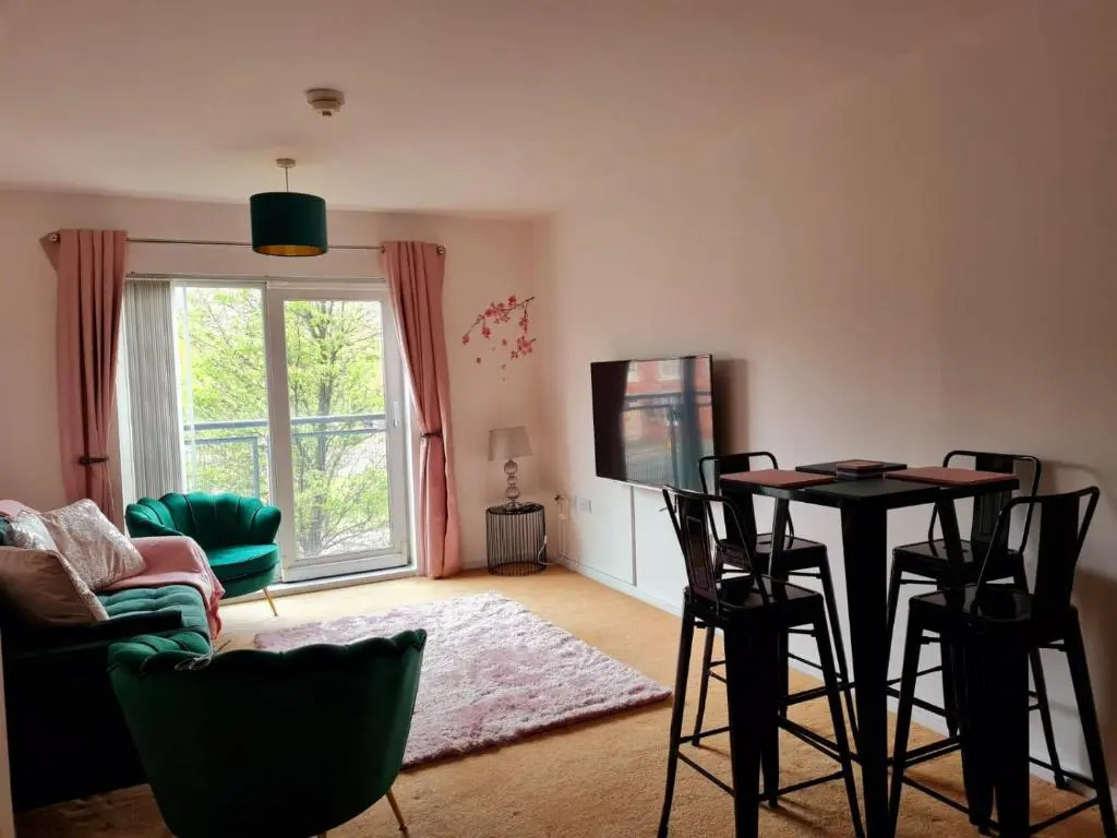 Emerald Blossom-Central Warrington, Luxurious Yet Homely, WiFi, Secure Parking