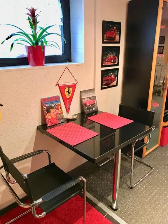 Ingrids Ferienwohnung am Sportpark mit Terrasse und großen Parkplatz für Fahrzeuge bis 7,5 t