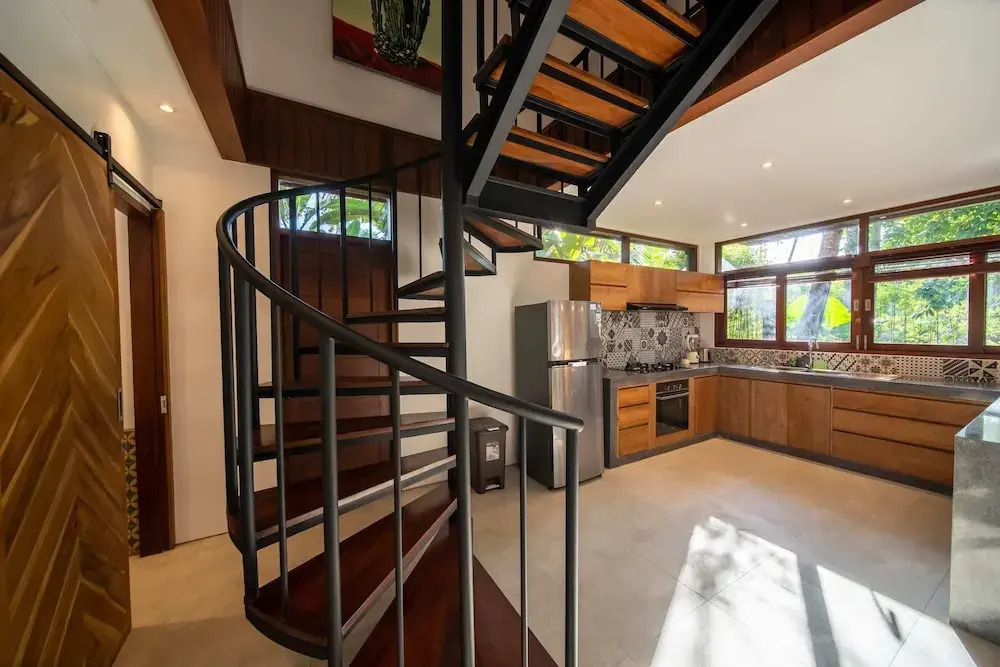 Jungle Wooden Villa, 3 BR, Ubud With Staff