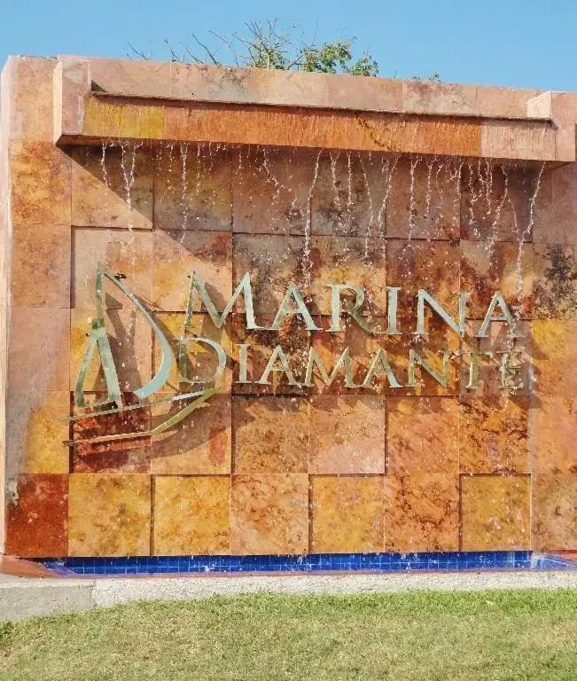 Departamento en Marina Diamante con lago y alberca