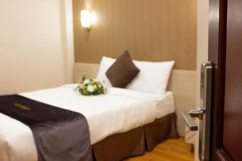 Silent Night Dem Lanh Hotel